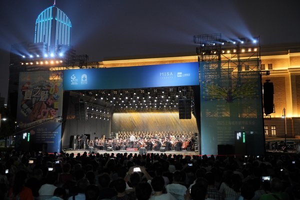 万盈配资 今夜，上海城市草坪音乐广场上空回荡着《义勇军进行曲》
